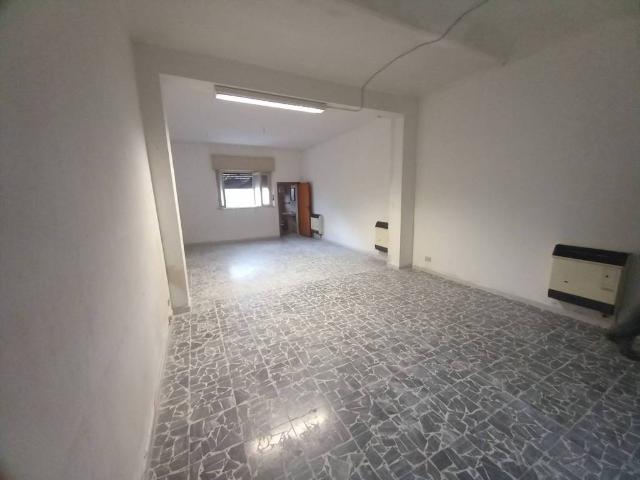 Locale Commerciale in affitto a Crespina Lorenzana, Cenaia