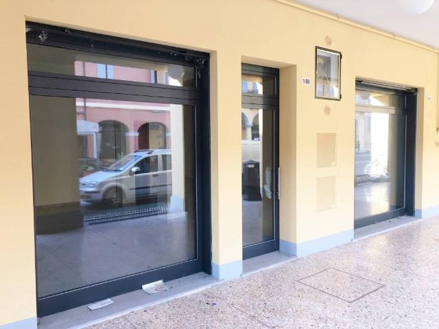 Locale Commerciale in affitto a Unione Terre d'Acqua, Crevalcore