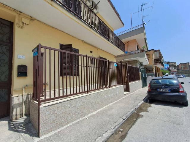 Locale Commerciale in affitto a Crispano, Campania