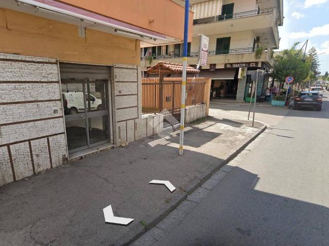 Locale Commerciale in affitto a Crispano, Campania