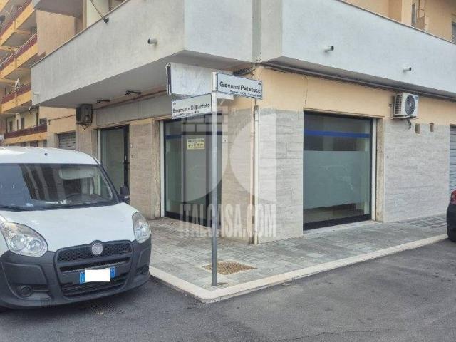 Locale Commerciale in affitto a Carmine, Calabria