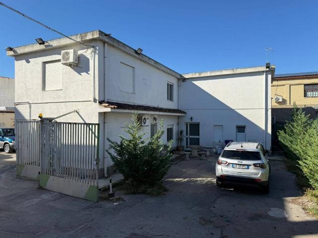 Locale Commerciale in affitto a Calabria, Crotone