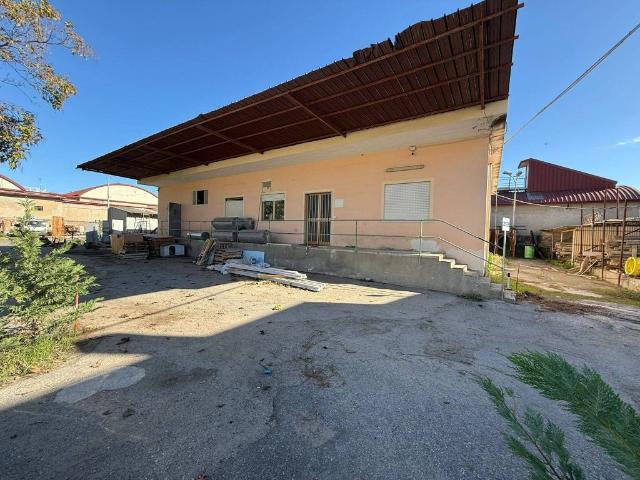 Locale Commerciale in affitto a Calabria, Crotone