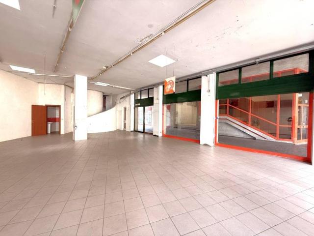Locale Commerciale in affitto a Piemonte, Torino