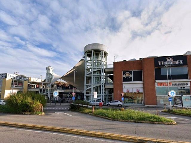 Locale Commerciale in affitto a Curno, Lombardia