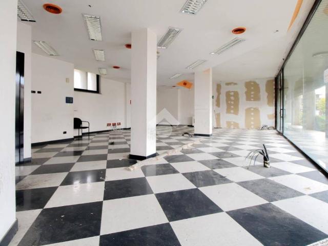 Locale Commerciale in affitto a Curno, Lombardia