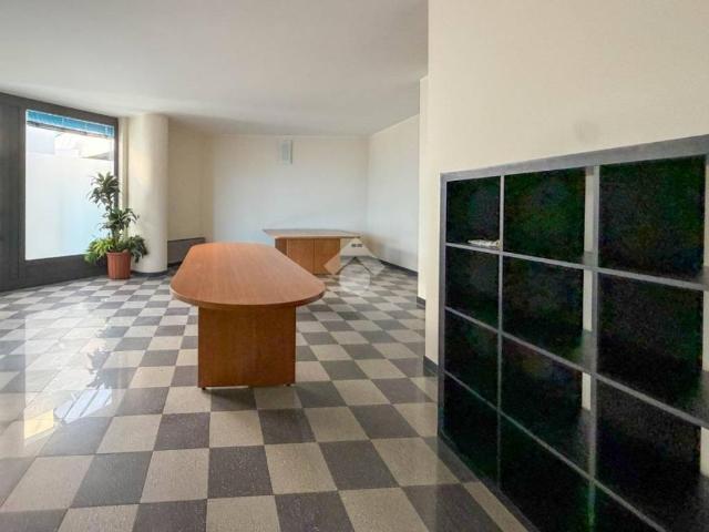 Locale Commerciale in affitto a Curno, Bergamo