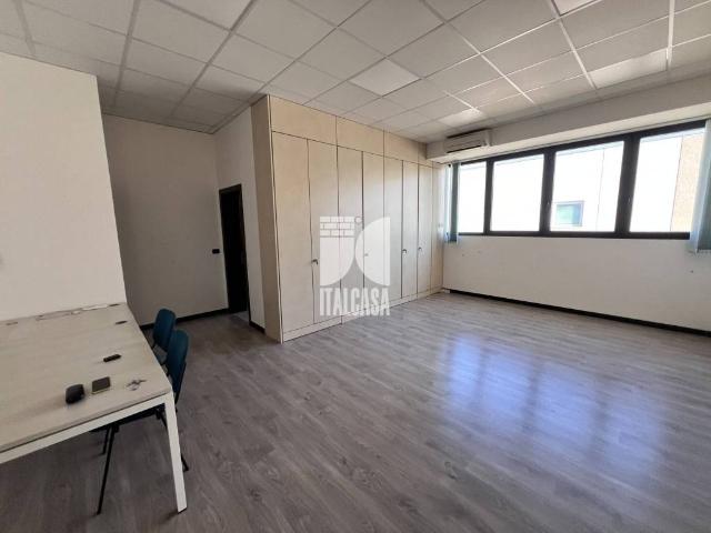 Locale Commerciale in affitto a Levata, Curtatone