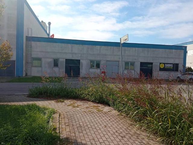 Locale Commerciale in affitto a Curtatone, Lombardia