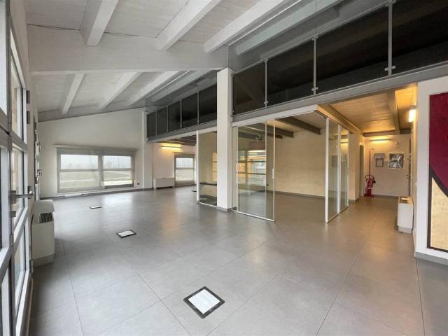 Locale Commerciale in affitto a Levata, Curtatone