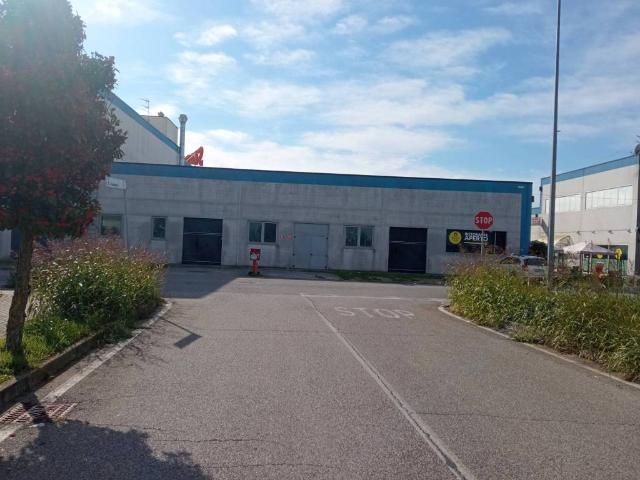 Locale Commerciale in affitto a Curtatone, Lombardia