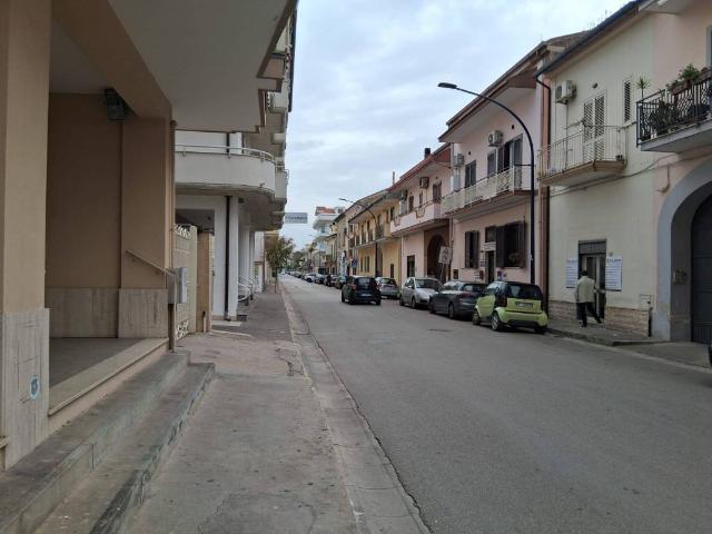 Locale Commerciale in affitto a Curti, Campania