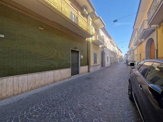 Locale Commerciale in affitto a Curti, Campania