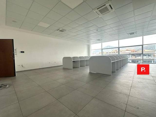 Locale Commerciale in affitto a Curti, Campania