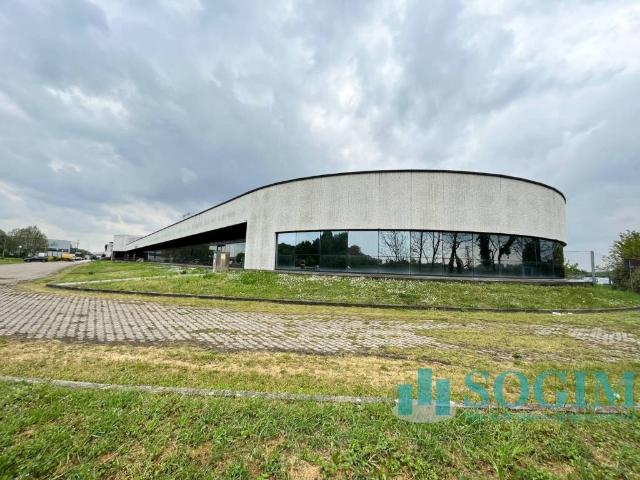 Locale Commerciale in affitto a Cusago, Lombardia
