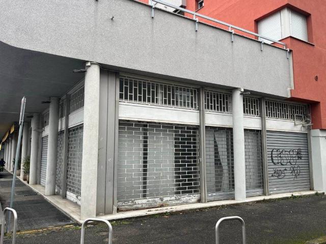 Locale Commerciale in affitto a Zona Omogenea Milano Nord, Cusano Milanino