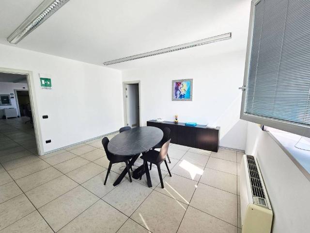 Locale Commerciale in affitto a Guzzanica, Dalmine