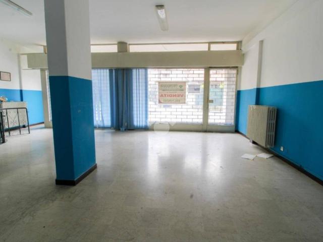 Locale Commerciale in affitto a Dalmine, Lombardia