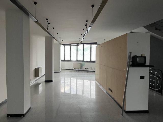 Locale Commerciale in affitto a Dalmine, Lombardia