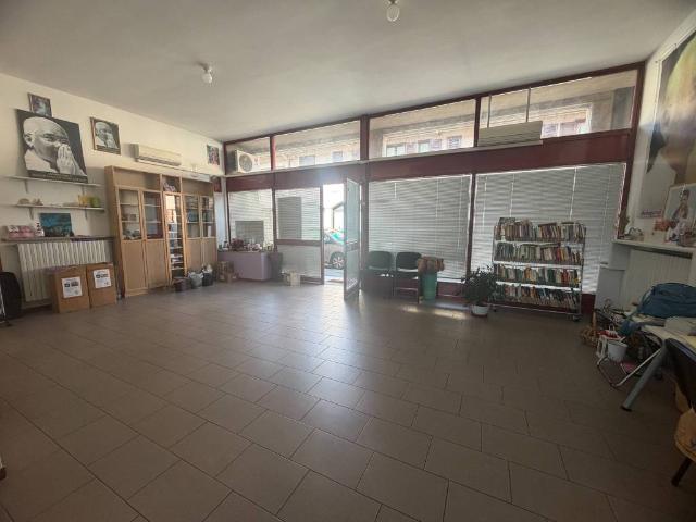Locale Commerciale in affitto a Guzzanica, Dalmine