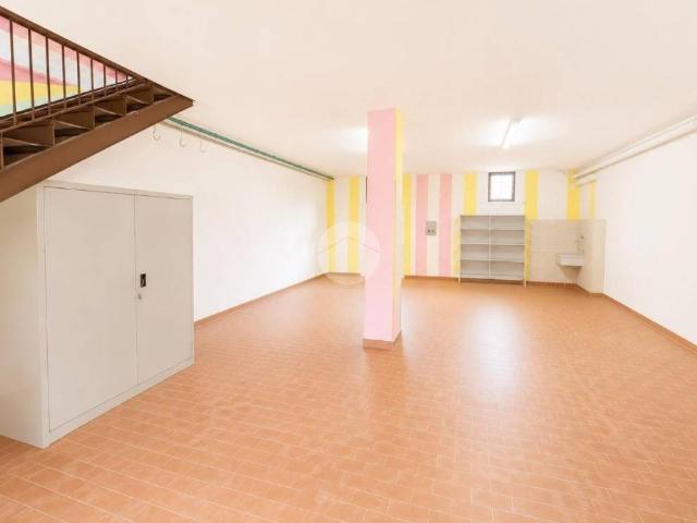 Locale Commerciale in affitto a Guzzanica, Dalmine