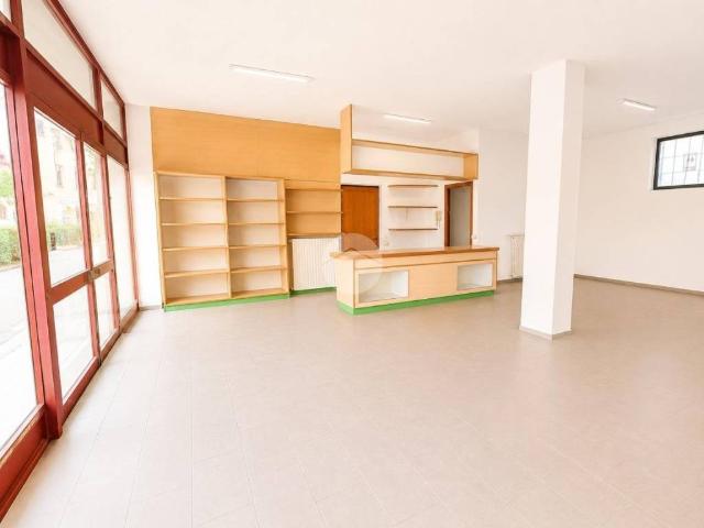 Locale Commerciale in affitto a Guzzanica, Dalmine