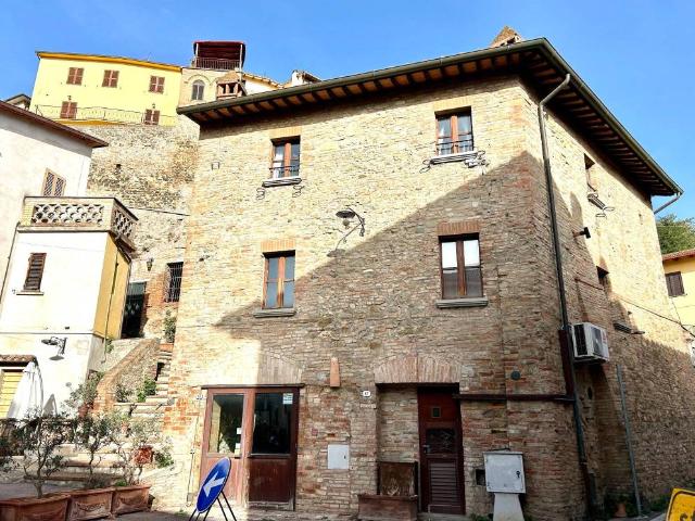 Locale Commerciale in affitto a Deruta, Umbria