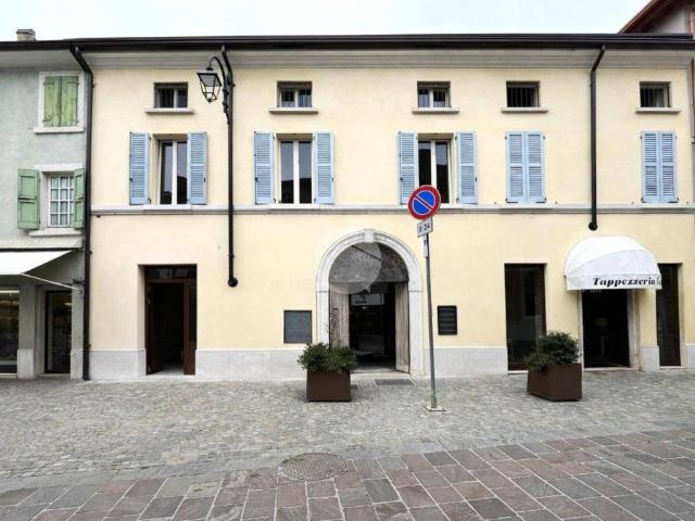 Locale Commerciale in affitto a Desenzano Del Garda, Lombardia