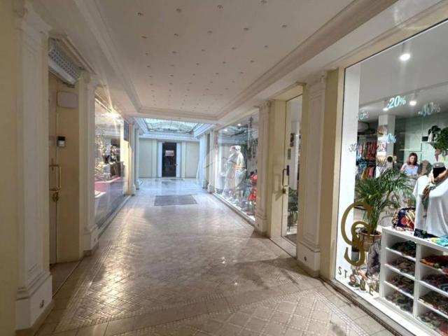 Locale Commerciale in affitto a Desenzano Del Garda, Lombardia