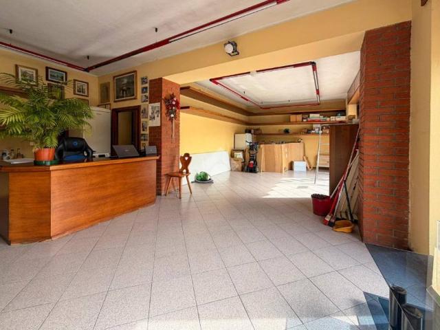 Locale Commerciale in affitto a Desenzano Del Garda, Lombardia