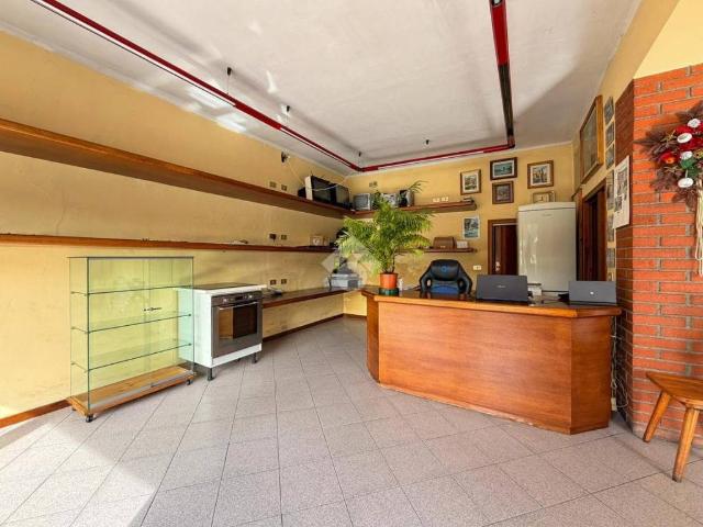 Locale Commerciale in affitto a Desenzano Del Garda, Lombardia