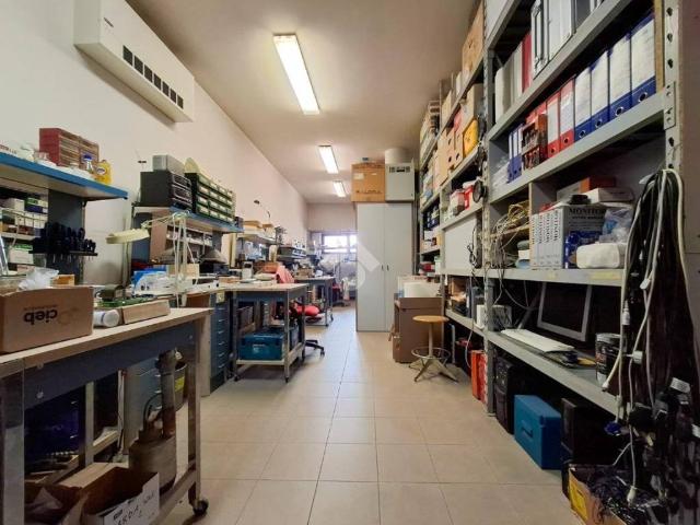 Locale Commerciale in affitto a Desenzano Del Garda, Lombardia