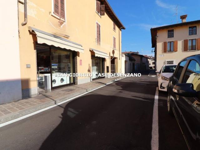 Locale Commerciale in affitto a Desenzano Del Garda, Lombardia