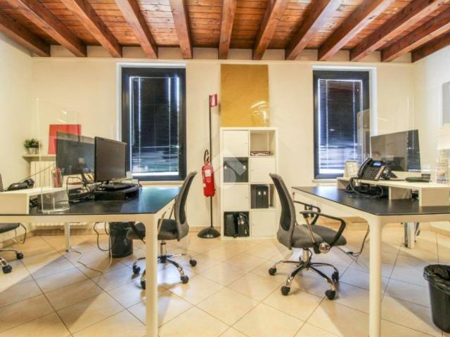 Locale Commerciale in affitto a Rivoltella del Garda, Desenzano Del Garda
