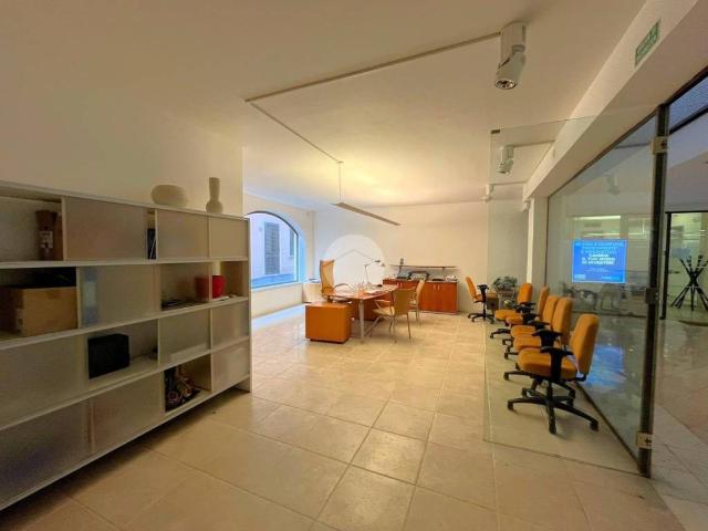 Locale Commerciale in affitto a Desenzano Del Garda, Lombardia