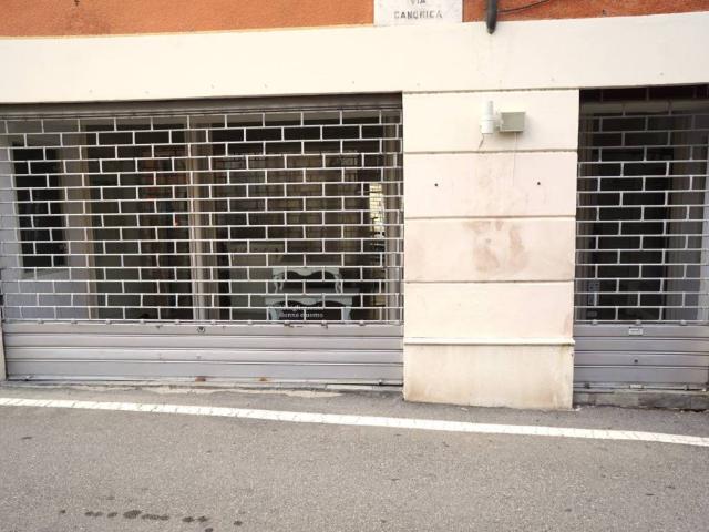 Locale Commerciale in affitto a Desenzano Del Garda, Lombardia