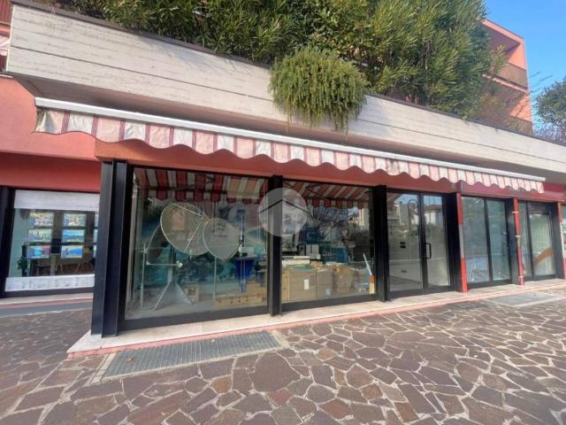 Locale Commerciale in affitto a Desenzano Del Garda, Lombardia