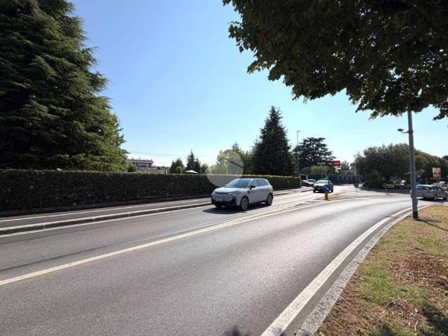 Locale Commerciale in affitto a Rivoltella del Garda, Desenzano Del Garda