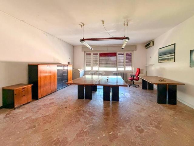 Locale Commerciale in affitto a Vicina, Desenzano Del Garda