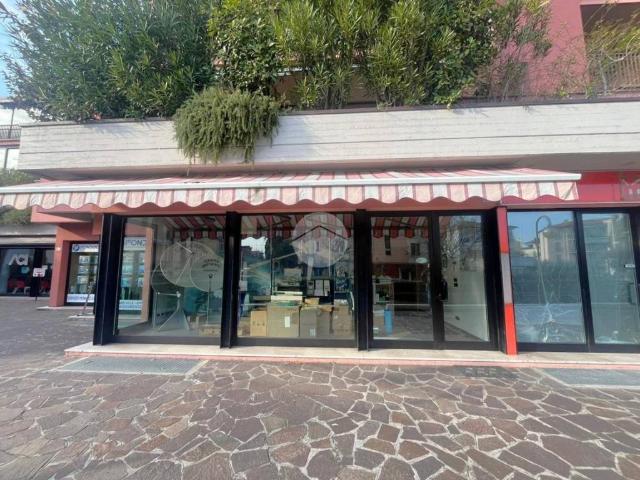 Locale Commerciale in affitto a Desenzano Del Garda, Lombardia