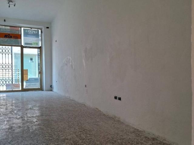 Locale Commerciale in affitto a Dugana, Desio