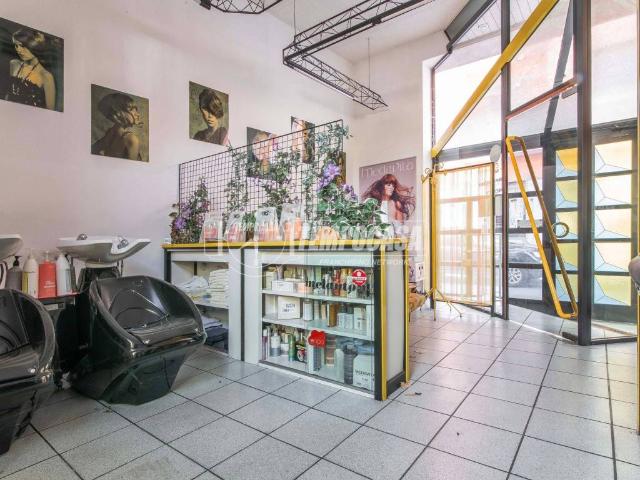 Locale Commerciale in affitto a Dugana, Desio