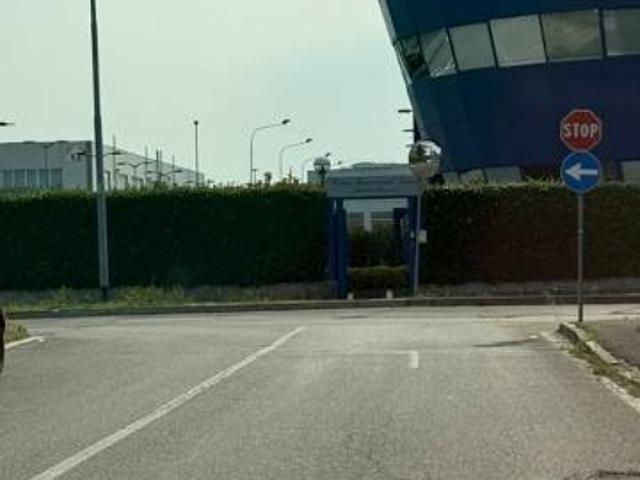 Locale Commerciale in affitto a Ex Autobianchi, Desio