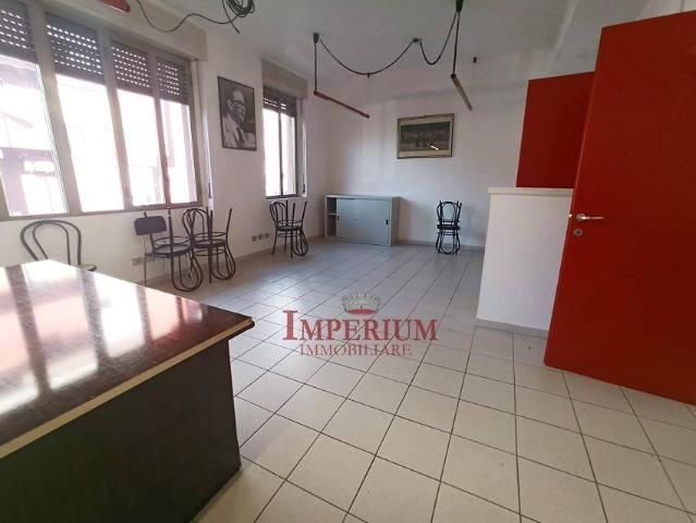 Locale Commerciale in affitto a Pont, Desio