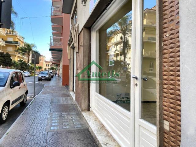 Locale Commerciale in vendita a Diano Calderina, Diano Marina