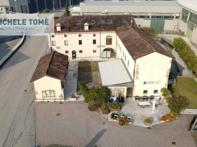 Locale Commerciale in affitto a Dolcè, Veneto