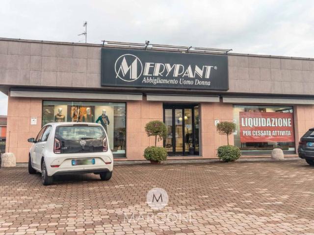 Locale Commerciale in affitto a Piemonte, Novara