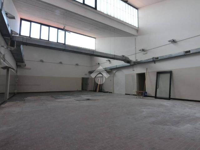 Locale Commerciale in affitto a Nuovo Circondario Imolese, Dozza Imolese