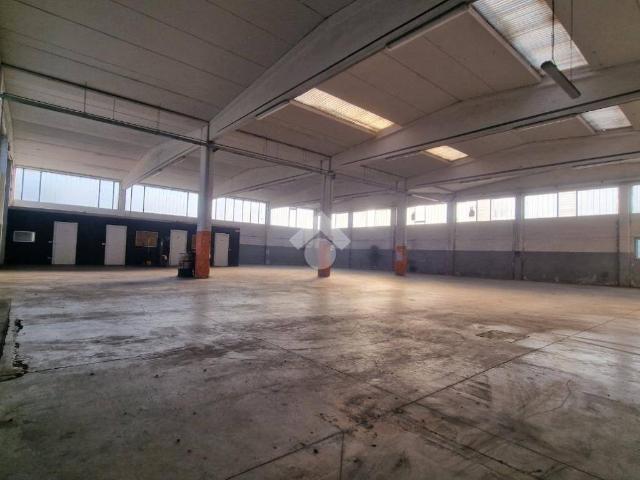 Locale Commerciale in affitto a Nuovo Circondario Imolese, Dozza Imolese