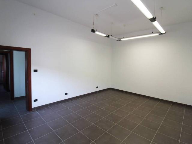 Locale Commerciale in affitto a Nuovo Circondario Imolese, Dozza Imolese